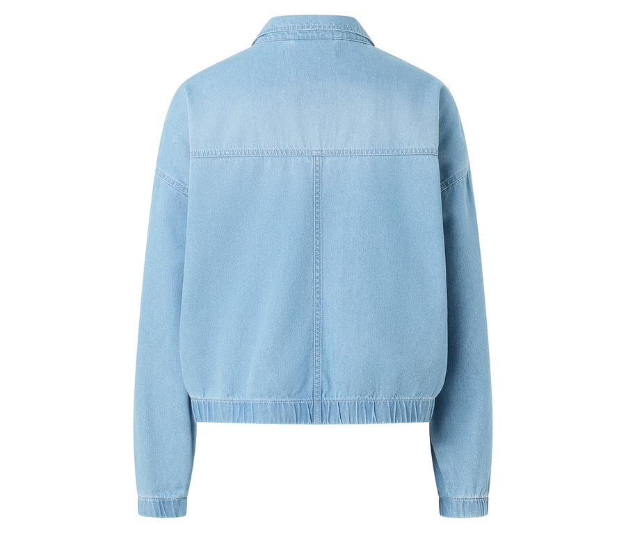 Vue arrière d'une veste en jean bleu clair avec fermeture boutonnée.