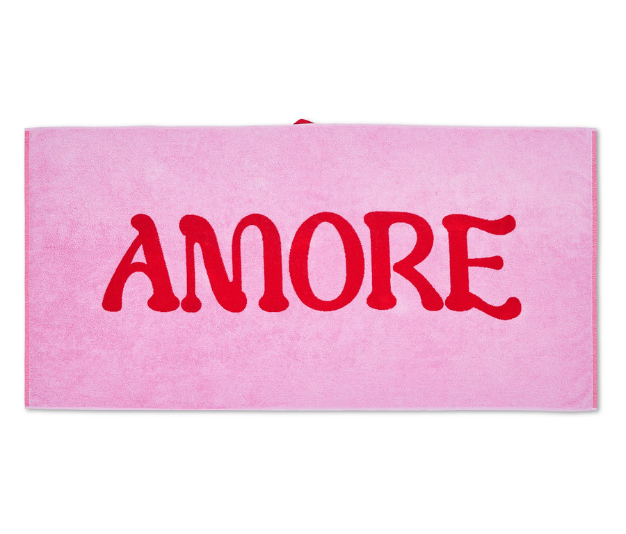 Serviette rose avec l'inscription rouge "AMORE".