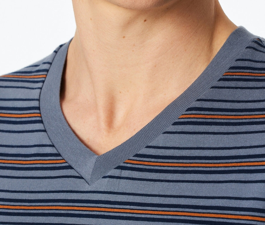 Gros plan d'un homme portant un t-shirt bleu rayé à col en V.