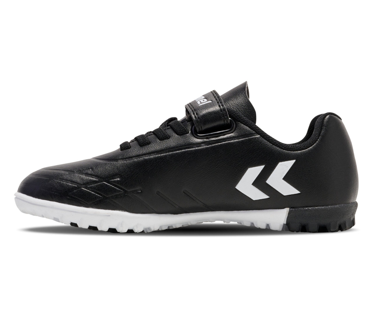 Chaussure de football noire hummel® Top Star Turf JR avec semelle blanche et chevrons blancs sur le côté.