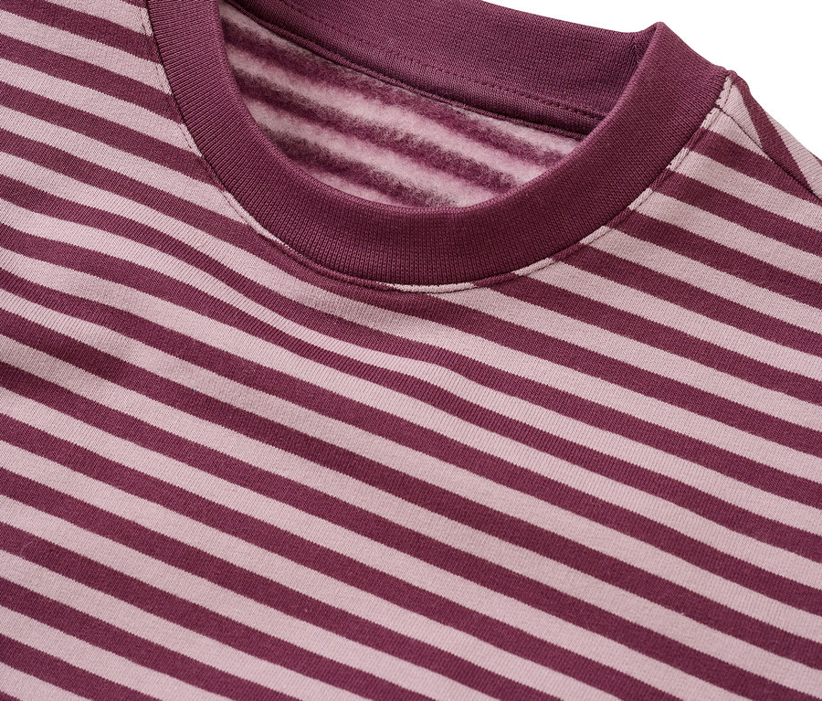 Gros plan d'un sweat-shirt rayé bordeaux et rose clair avec un col rond côtelé et une doublure intérieure polaire.