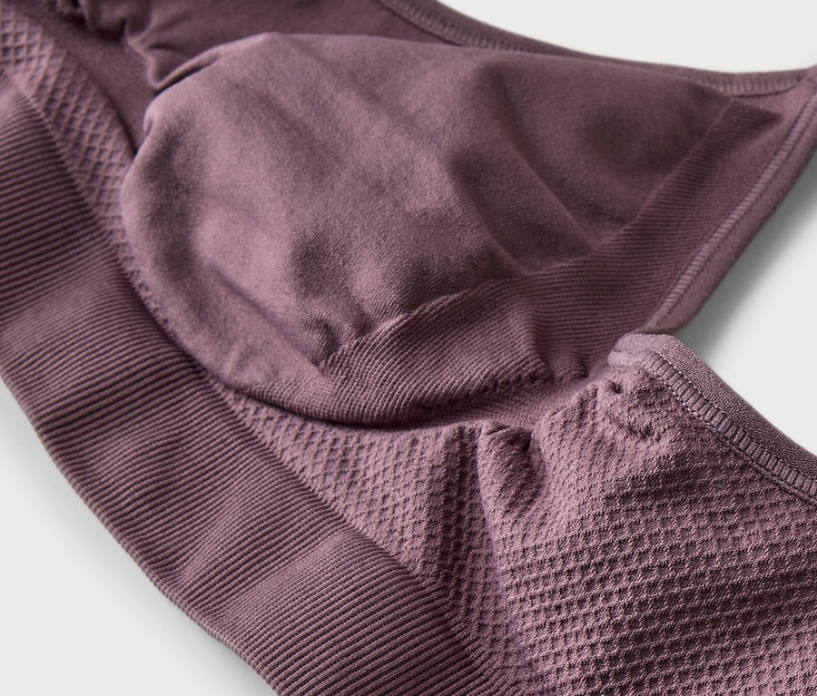 Gros plan d'un soutien-gorge de sport violet avec différentes textures.