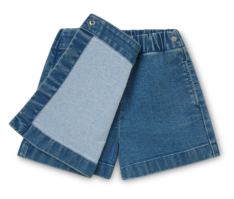 Jupe-pantalon pour enfant en jeans en denim, partiellement retroussée.