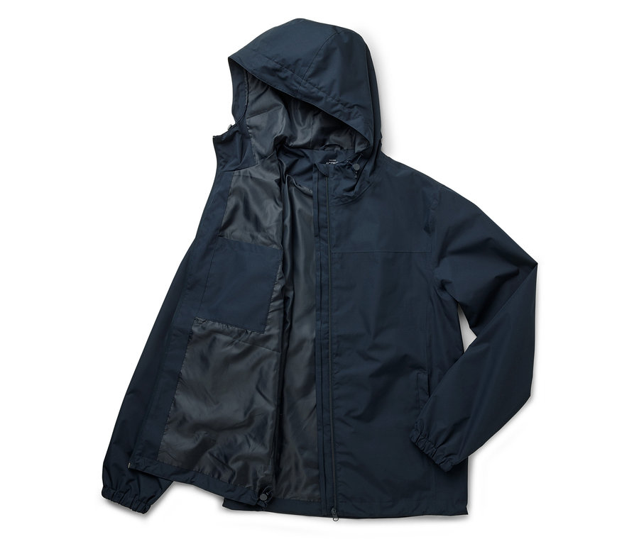 Imperméable bleu marine à capuche, ouvert et posé sur un fond blanc.