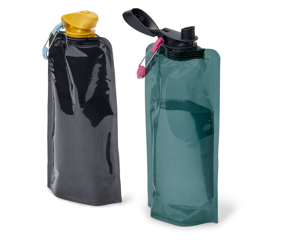 Deux bouteilles d'eau réutilisables, une noire avec un bouchon jaune et une verte avec un bouchon noir ouvert.