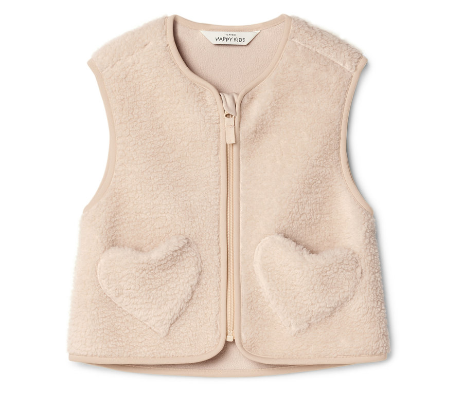 Un gilet en polaire beige clair sans manches avec fermeture éclair et deux poches en forme de cœur.