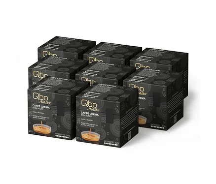 Huit boîtes noires de capsules de café Qbo Caffè BABA BUDAN, contenant 216 capsules au total. Chaque boîte contient 27 capsules Caffè Crema d'intensité 9/10, originaires d'Inde et du Brésil.