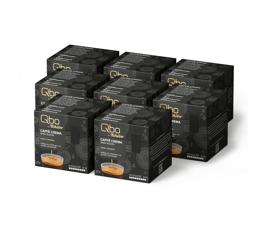 Huit boîtes noires de capsules de café Qbo Caffè BABA BUDAN, contenant 216 capsules au total. Chaque boîte contient 27 capsules Caffè Crema d'intensité 9/10, originaires d'Inde et du Brésil.