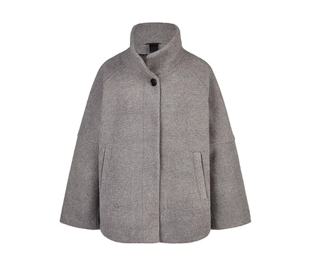 Veste en laine grise avec col montant, fermeture à un bouton noir et manches larges.