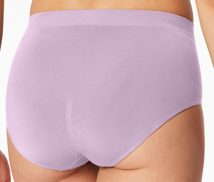 Vue de dos d'une personne portant une culotte sans couture lilas clair avec une taille côtelée et un détail côtelé vertical subtil.
