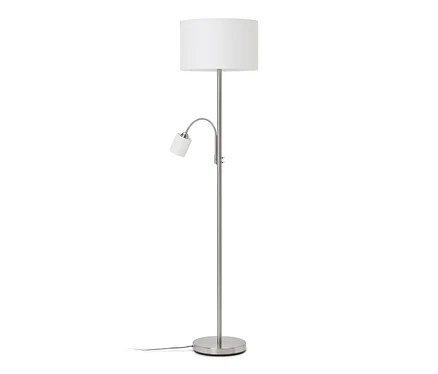 Un lampadaire de couleur argent avec un grand abat-jour cylindrique blanc et une petite liseuse réglable avec un abat-jour blanc, posé sur une base ronde.