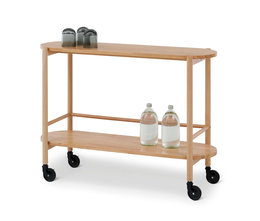 Un chariot de service ovale en bois clair avec deux étagères. Trois verres foncés retournés sont sur l'étagère supérieure, et deux bouteilles d'eau sur l'étagère inférieure. Le chariot a des roulettes noires.
