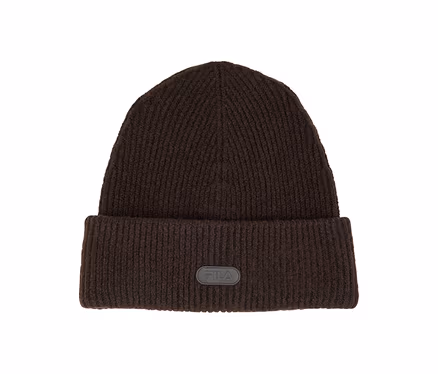 Bonnet côtelé marron foncé avec un revers plié et un écusson noir avec le logo Fila sur le devant.