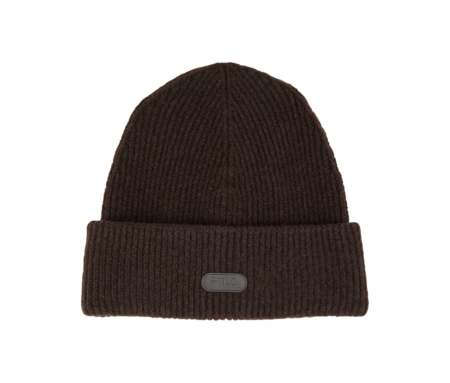 Bonnet côtelé marron foncé avec un revers plié et un écusson noir avec le logo Fila sur le devant.