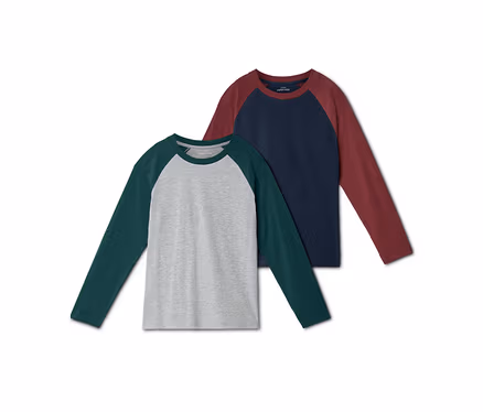 Deux t-shirts raglan à manches longues sont superposés. Le t-shirt avant est gris avec des manches vert foncé, et celui de derrière est bleu marine avec des manches bordeaux.