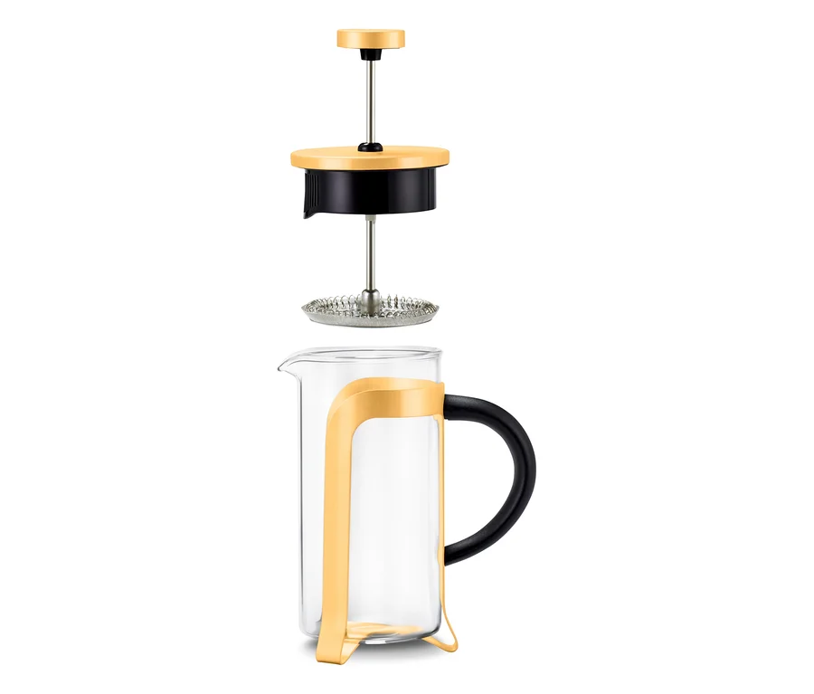 Une cafetière à piston transparente démontée avec un cadre jaune et une poignée noire est visible sur un fond blanc.