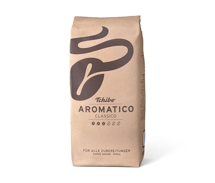 Un paquet de café Aromatico Classico en grains de 1 kg, debout, avec un design en papier brun et le logo Tchibo.