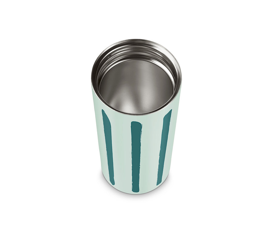 Un gobelet à café rayé vide se dresse sur un fond blanc.