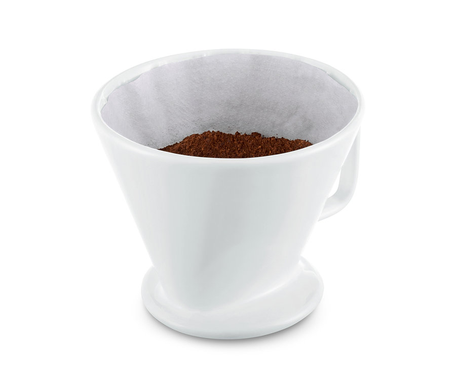 Café moulu dans un filtre à café manuel blanc, taille 4, avec filtre en papier.