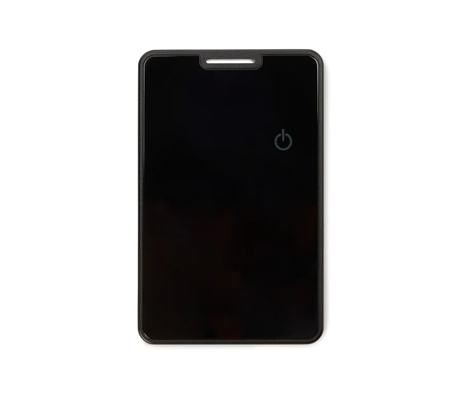 Batterie externe noire rectangulaire avec bouton d'alimentation.