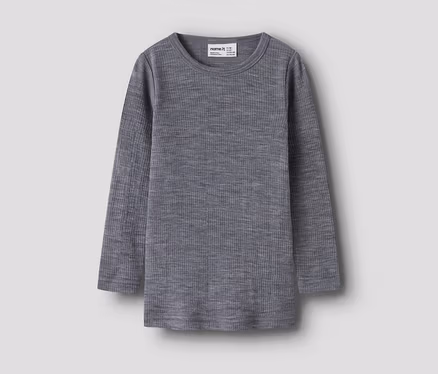 T-shirt gris à manches longues et col rond, en maille côtelée.