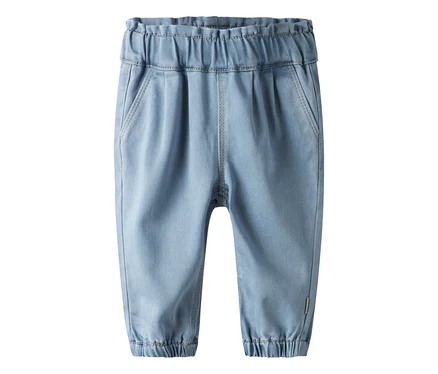 Pantalon bébé bleu clair avec taille élastique, deux poches avant et chevilles élastiquées.