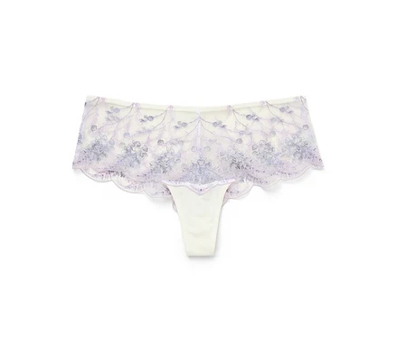 String couleur ivoire avec motif floral violet sur fond blanc.