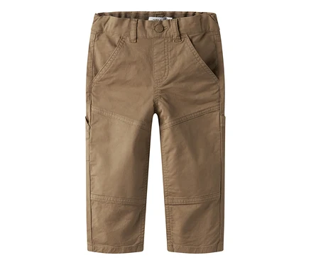 Pantalon en sergé NAME IT kaki en studio.