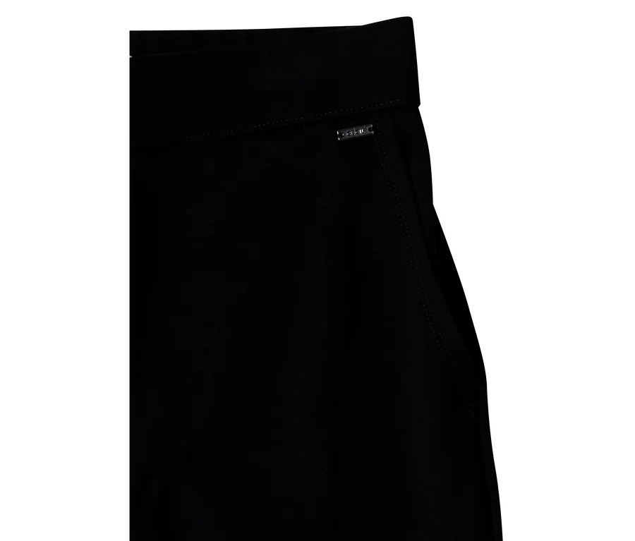 Pantalon en tissu CECIL noir avec ceinture visible et une petite étiquette logo CECIL argentée sur la ceinture.