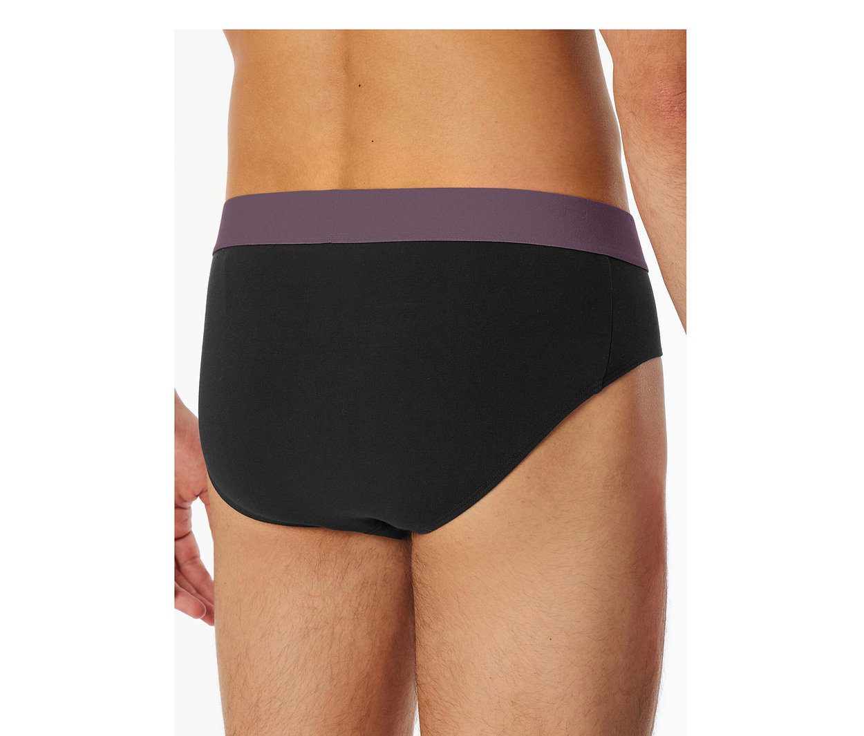 Vue de dos d'un homme portant un slip Rio SCHIESSER noir avec une ceinture violette.