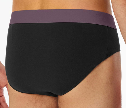 Gros plan de la vue arrière d'un homme portant un slip noir avec une ceinture violette.