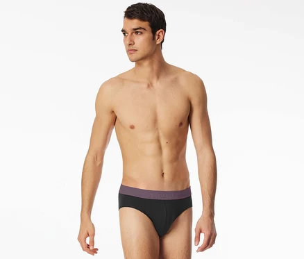 Homme torse nu portant un slip Rio SCHIESSER noir avec une ceinture violette.