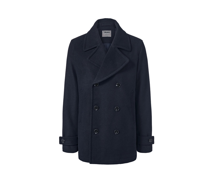 Un caban bleu marine à double boutonnage.