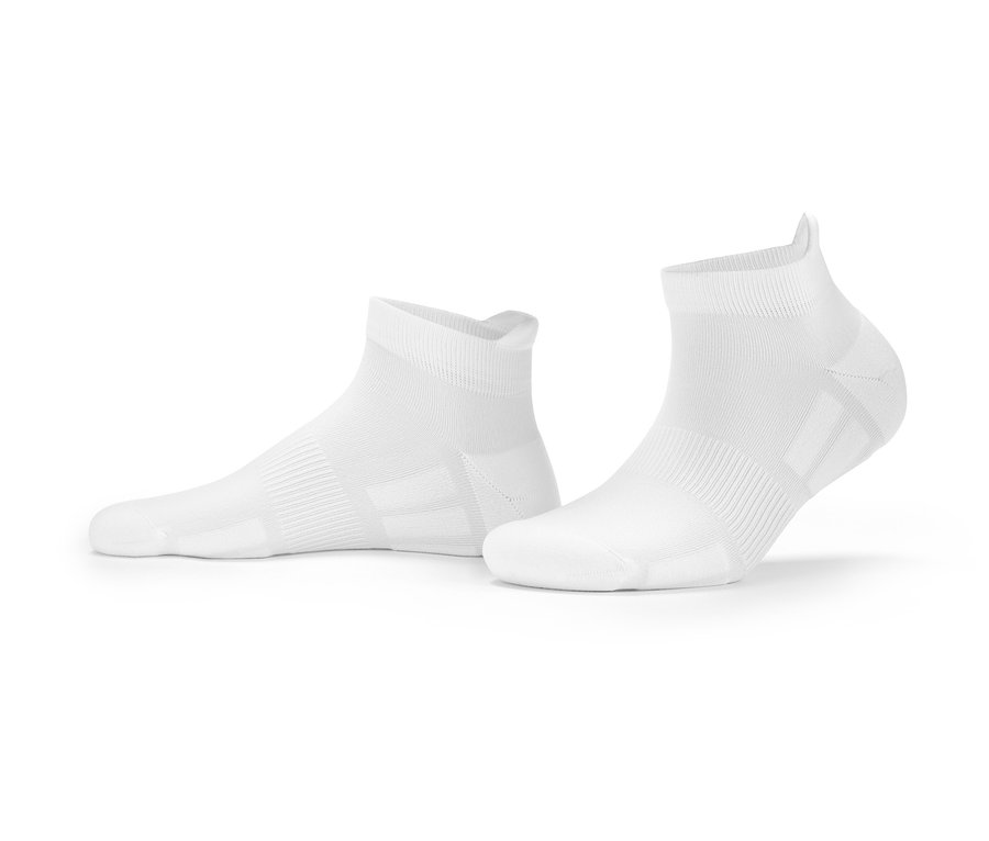 Deux paires de chaussettes de course professionnelles unisexes blanches sur fond blanc.
