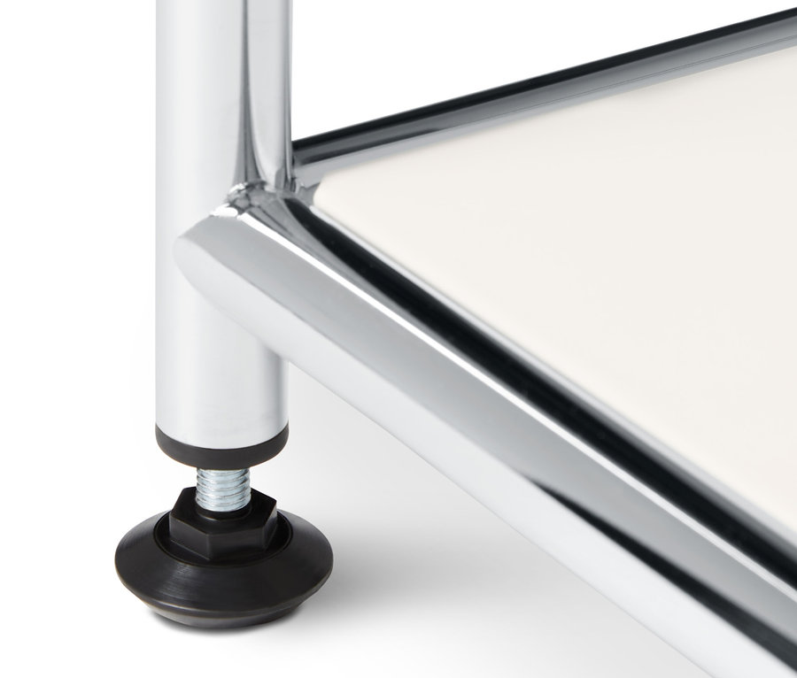 Vue détaillée d'une table basse en métal « CN3 », ouverte, blanche, avec un pied chromé et un pied noir.