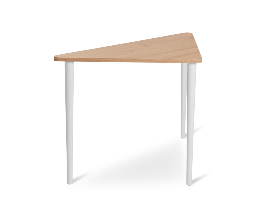 Table triangulaire avec plateau en bois et pieds blancs.