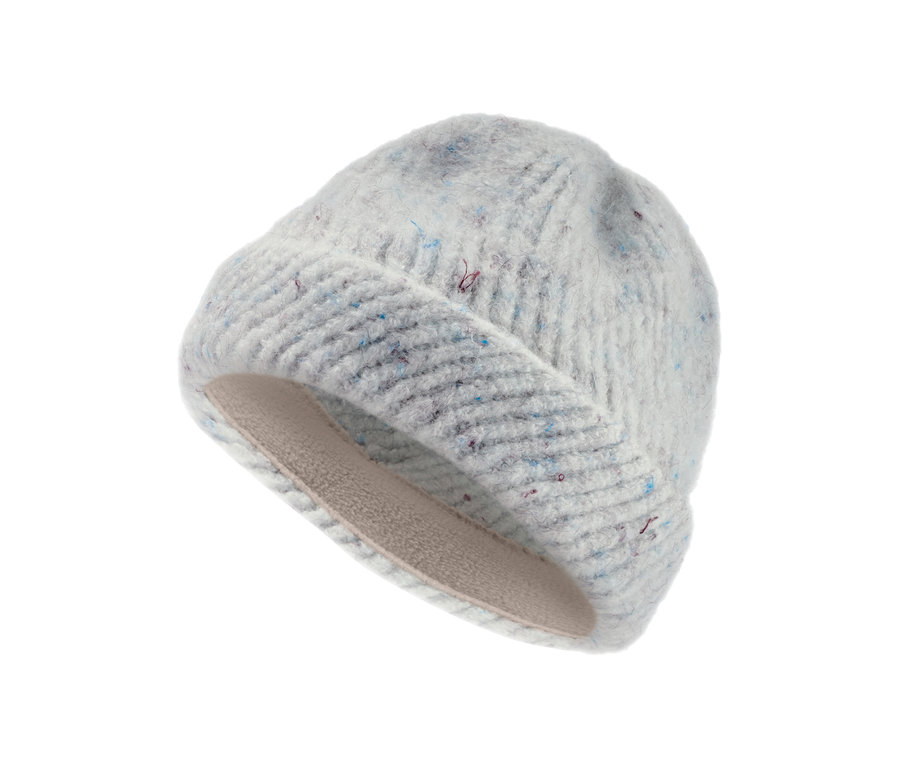 Gros plan d'un bonnet en maille.