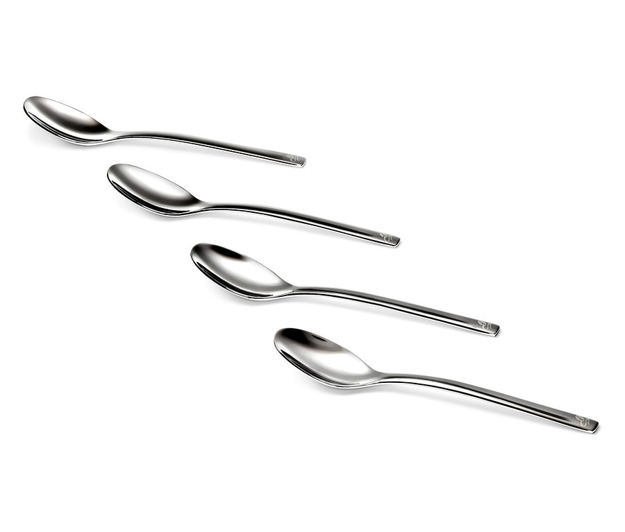 Quatre cuillères à café argentées, lot de 4, disposées en diagonale sur un fond blanc.