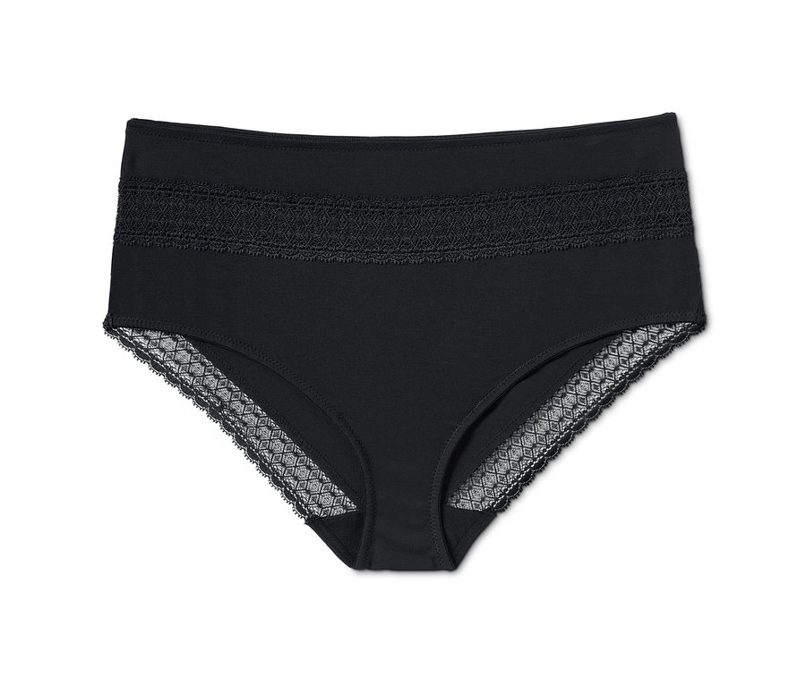 Un slip taille haute noir avec de la dentelle est posé sur un fond blanc.