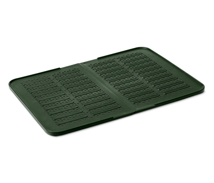 Une plaque de four en silicone verte avec une surface perforée, ouverte sur un fond blanc.
