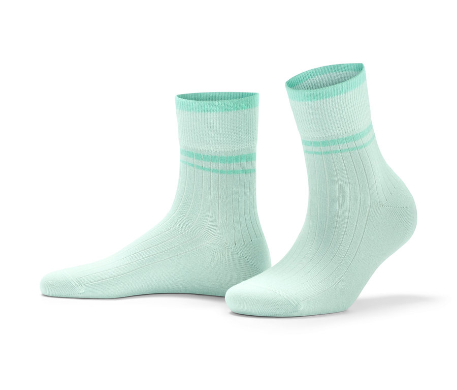 Deux paires de chaussettes de sport vert clair.