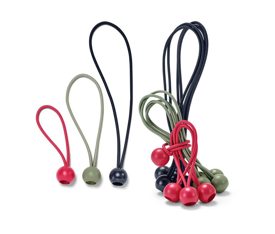 Des tendeurs en caoutchouc rouges, verts et noirs, 12 tendeurs en caoutchouc avec boule, sur fond blanc.