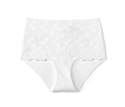 Une culotte taille haute blanche avec de la dentelle florale sur le dessus.