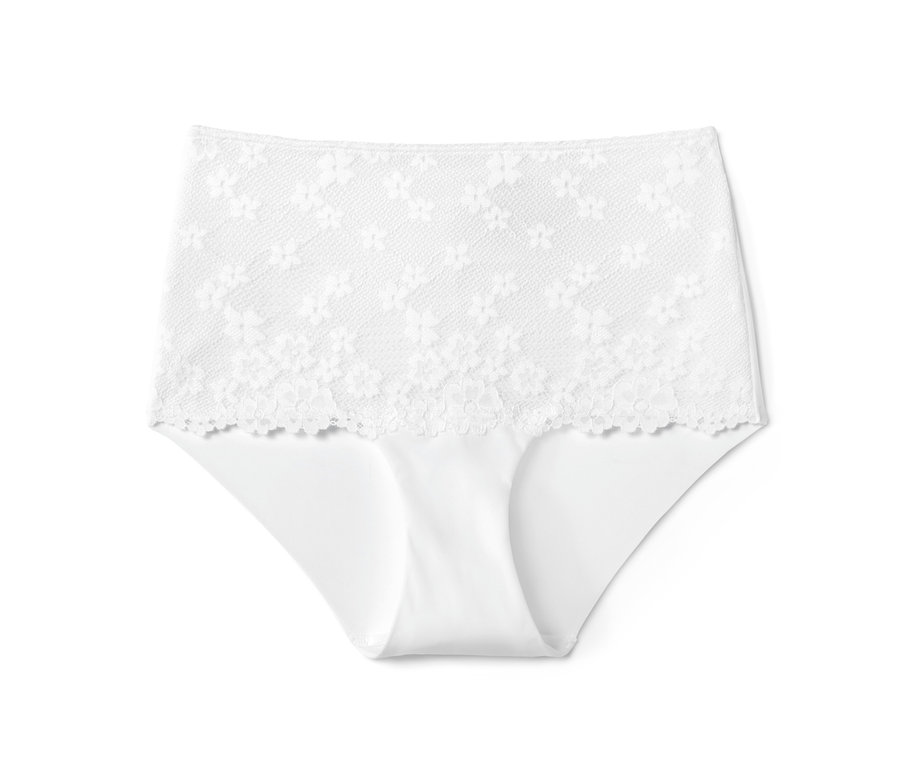 Une culotte taille haute blanche avec de la dentelle florale sur le dessus.
