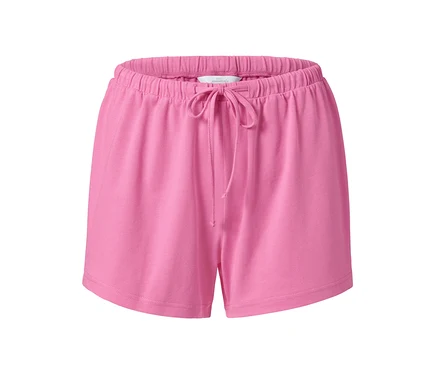 Gros plan d'un short rose.