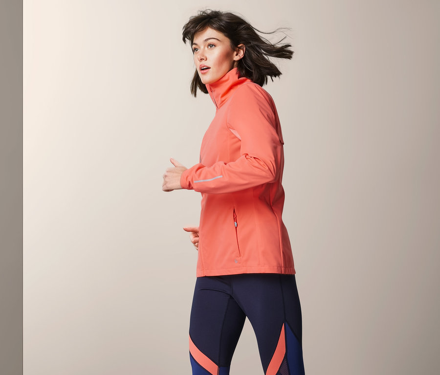 Femme portant une veste de sport.
