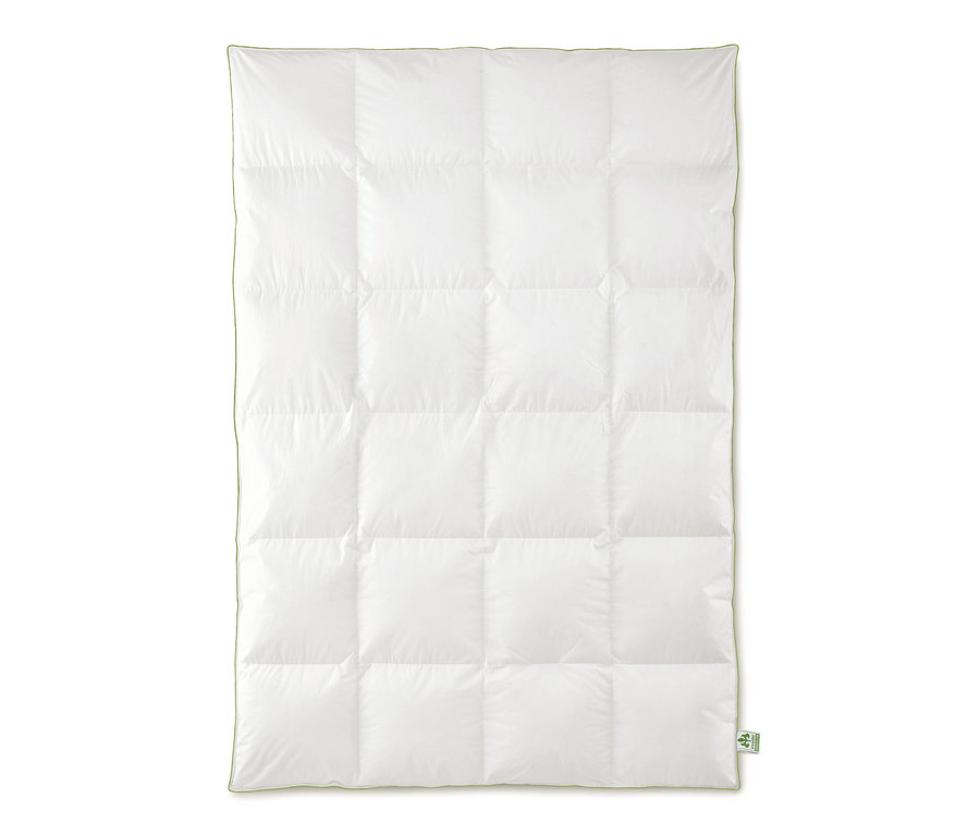 Couette blanche à cassettes irisette® greenline de taille standard avec un bord légèrement vert.