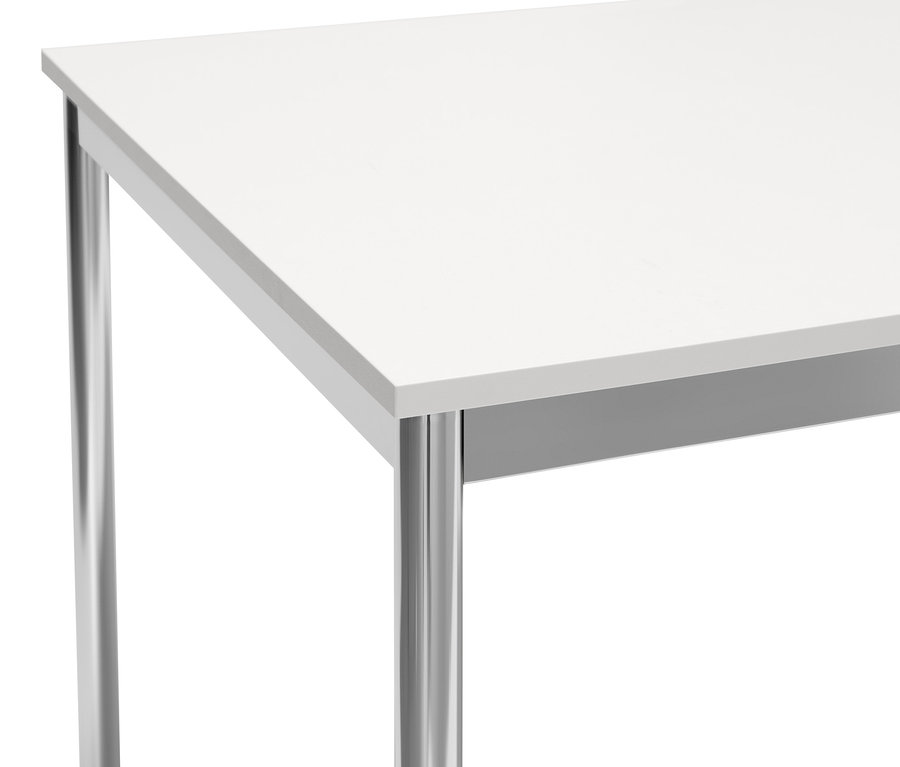 Gros plan sur un bureau blanc « CN3 » avec des pieds en métal.