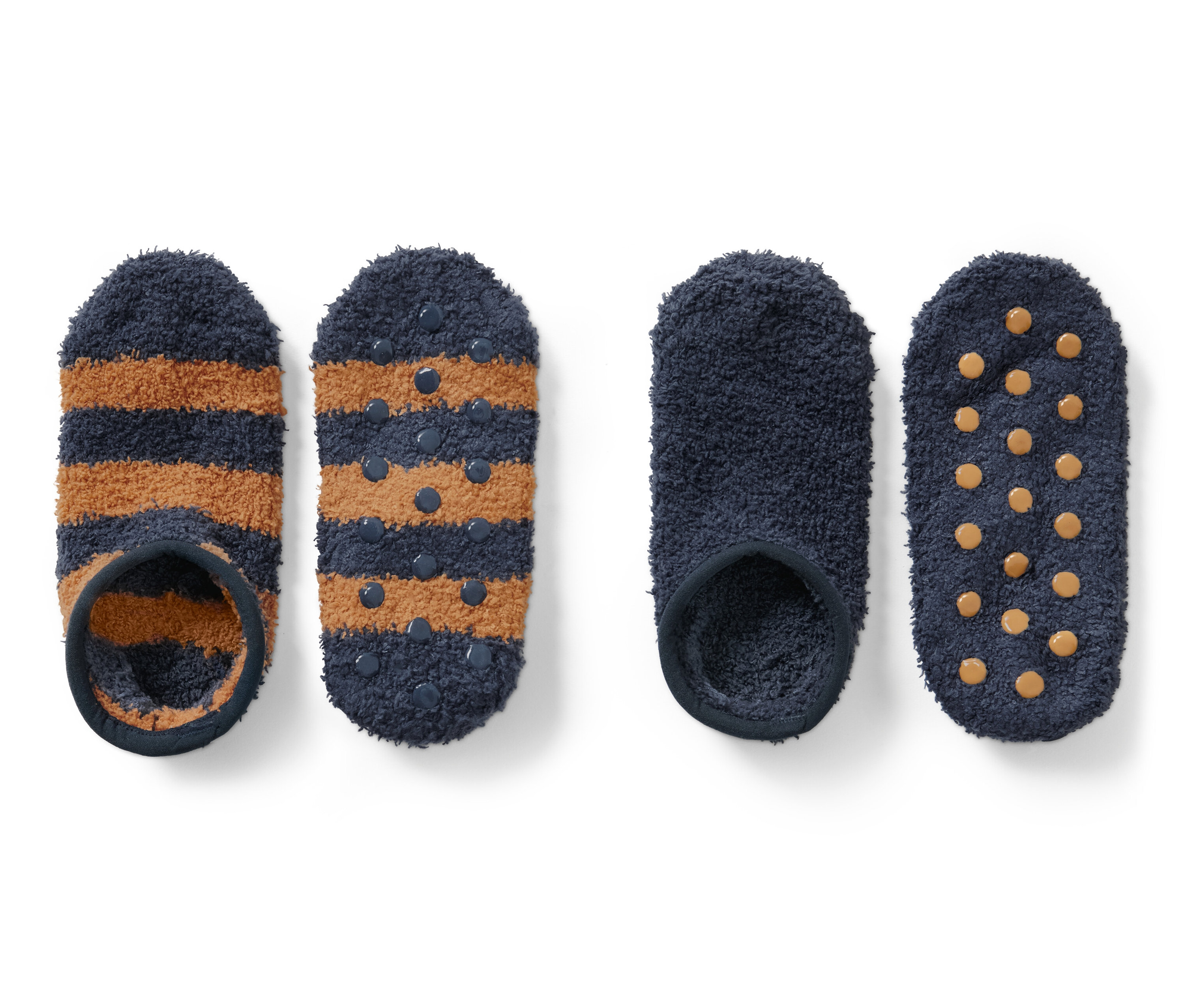 Deux paires de chaussons-chaussettes, une paire bleue avec des rayures marron, l'autre paire unie bleue.