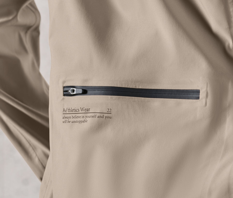 Gros plan sur la veste de sport imperméable taupe.